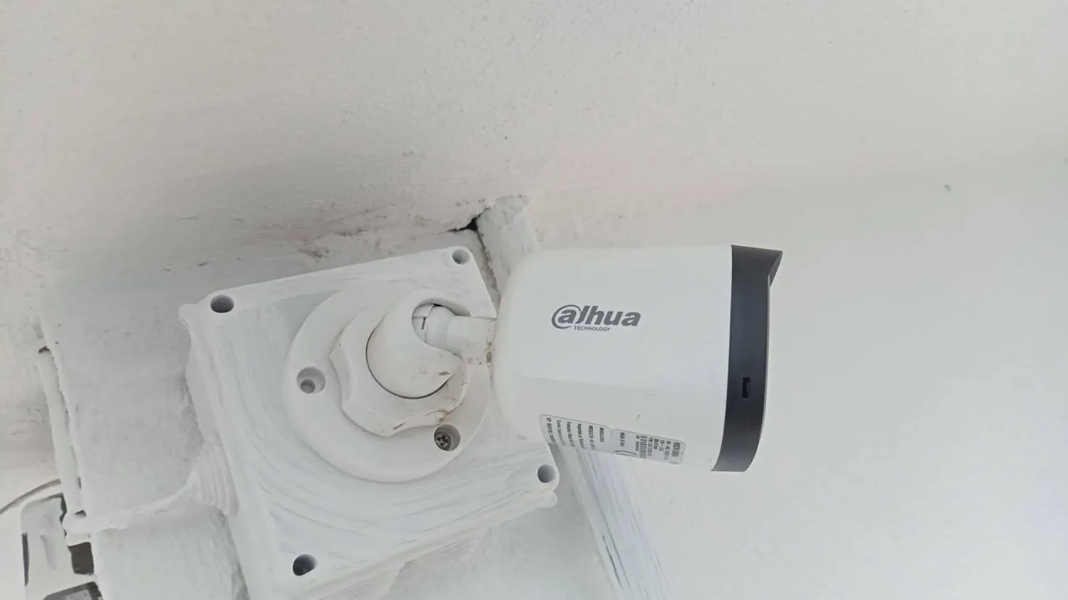 Cámara de seguridad Dahua instalada en techo